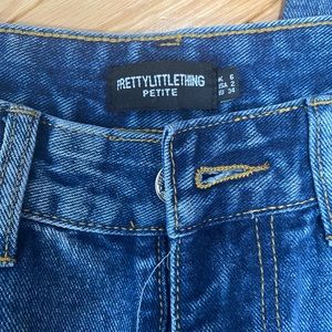 Pretty Little Thing Petite boyfriend jeans
